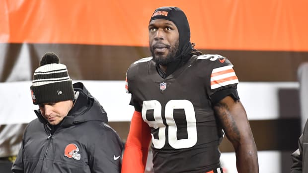 Browns defensive end Jadeveon Clowney (90) leaves the field with an injury during the first half against the Ravens at FirstEnergy Stadium.